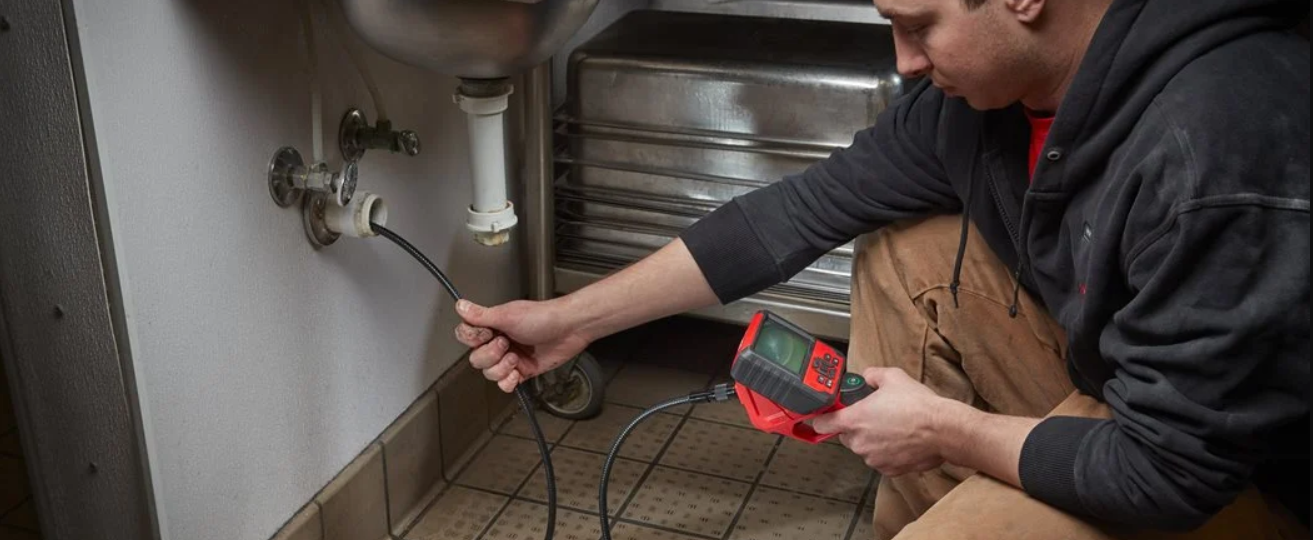 Man macht diagnostic mit einem Milwaukee Gerät