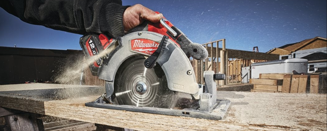 Mann sägt etwas mit einem Säger von Milwaukee